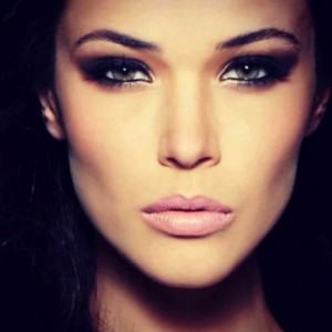 Khloe-Kardashian-Day-Night-Makeup-27-580x579